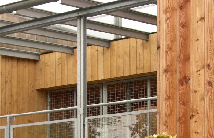 Bardage en bois sur un bâtiment